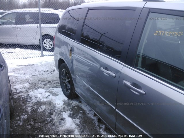 2C4RDGCG5HR749956 - 2017 DODGE GRAND CARAVAN SXT GRAY photo 6