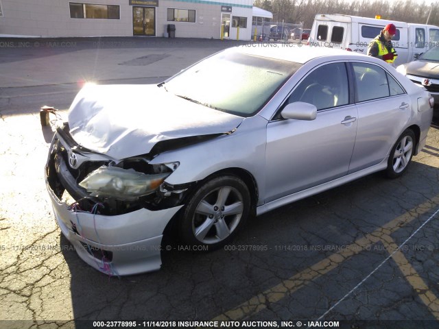 4T1BF3EK7BU143375 - 2011 TOYOTA CAMRY SE/LE/XLE SILVER photo 2