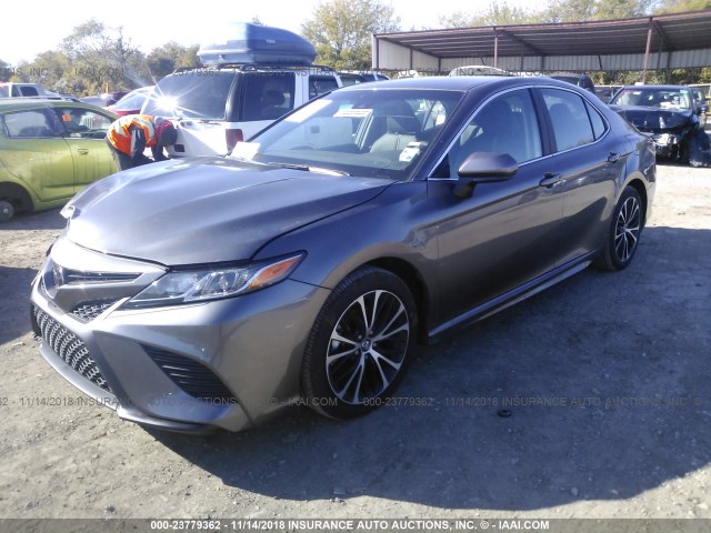 4T1B11HK0JU642399 - 2018 TOYOTA CAMRY L/LE/XLE/SE/XSE GRAY photo 2