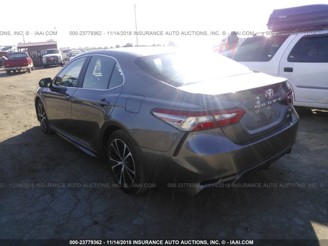 4T1B11HK0JU642399 - 2018 TOYOTA CAMRY L/LE/XLE/SE/XSE GRAY photo 3