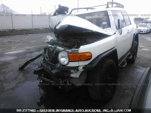 JTEBU4BF6BK099237 - 2011 TOYOTA FJ CRUISER WHITE photo 2