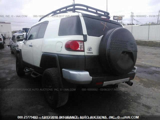 JTEBU4BF6BK099237 - 2011 TOYOTA FJ CRUISER WHITE photo 3