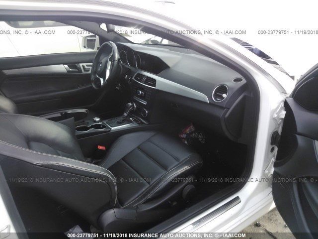 WDDGJ4HB7DF995488 - 2013 MERCEDES-BENZ C 250 WHITE photo 5