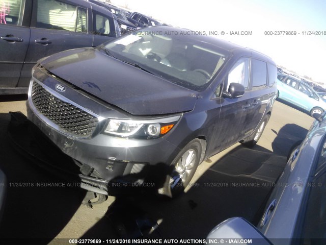 KNDMB5C19F6065884 - 2015 KIA SEDONA LX GRAY photo 2