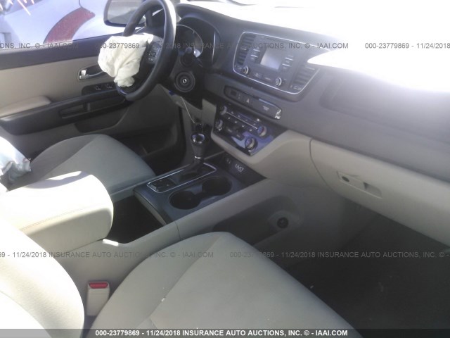 KNDMB5C19F6065884 - 2015 KIA SEDONA LX GRAY photo 5