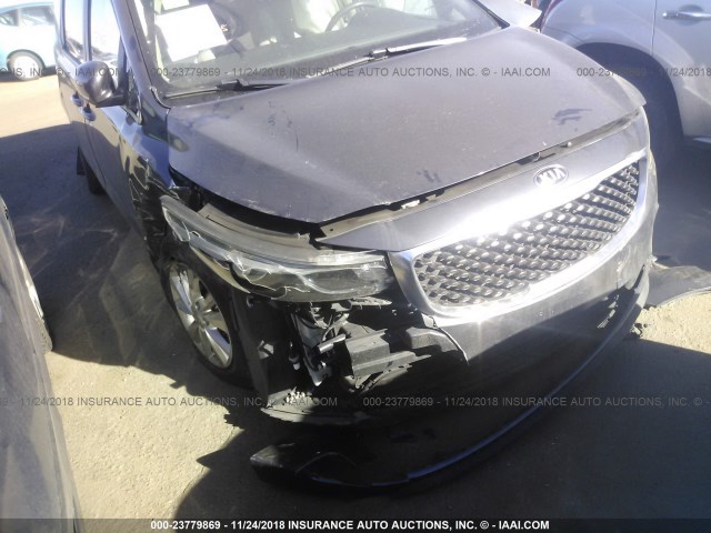 KNDMB5C19F6065884 - 2015 KIA SEDONA LX GRAY photo 6