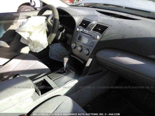 4T1BF3EK5AU088536 - 2010 TOYOTA CAMRY SE/LE/XLE SILVER photo 5