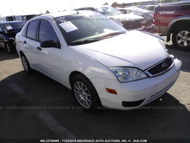 1FAFP34N35W317035 - 2005 FORD FOCUS ZX4 WHITE photo 1