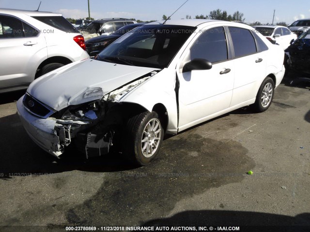 1FAFP34N35W317035 - 2005 FORD FOCUS ZX4 WHITE photo 2