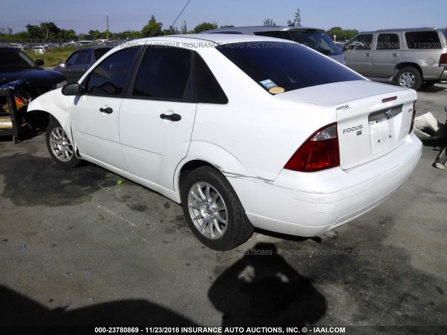 1FAFP34N35W317035 - 2005 FORD FOCUS ZX4 WHITE photo 3