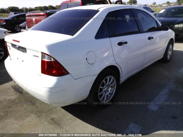 1FAFP34N35W317035 - 2005 FORD FOCUS ZX4 WHITE photo 4