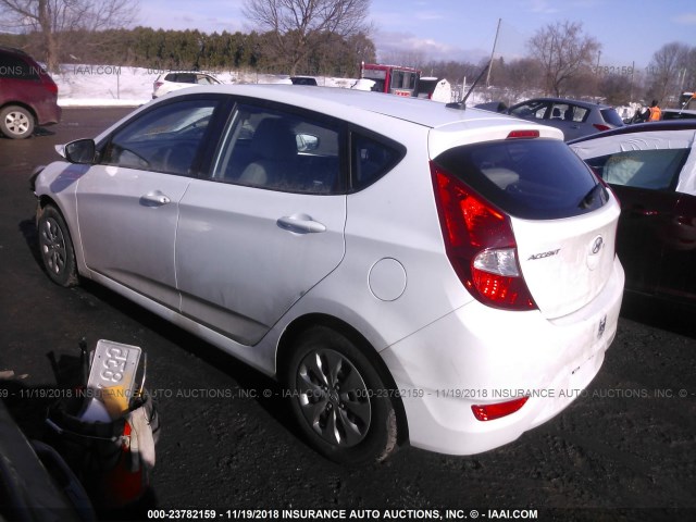 KMHCT5AEXGU290810 - 2016 HYUNDAI ACCENT SE WHITE photo 3