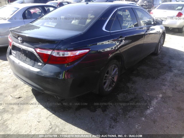 4T1BF1FK1HU691559 - 2017 TOYOTA CAMRY LE/XLE/SE/XSE Dark Blue photo 4