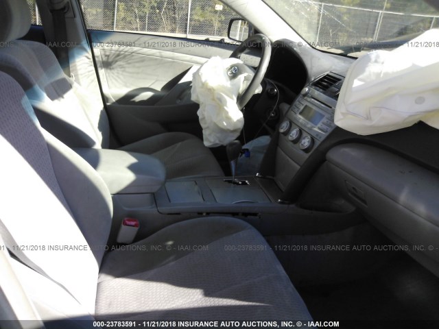 4T1BF3EK4AU079262 - 2010 TOYOTA CAMRY SE/LE/XLE ნაცრისფერი ფოტო 5