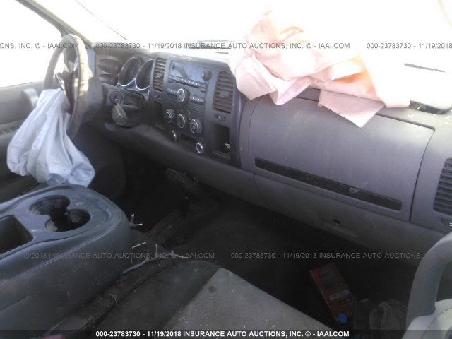 1GCHK39648E213151 - 2008 CHEVROLET SILVERADO K3500 WHITE photo 5