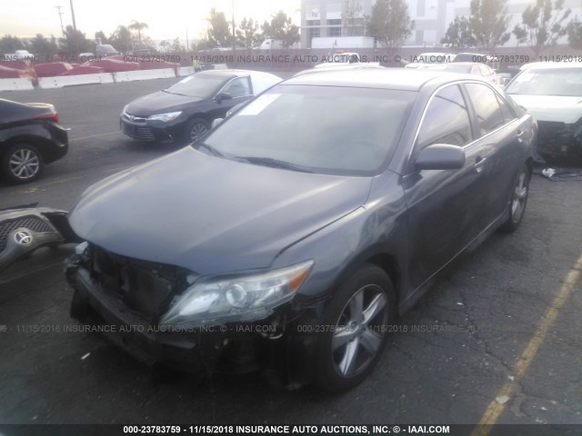 4T1BF3EK1BU602481 - 2011 TOYOTA CAMRY SE/LE/XLE GRAY photo 2