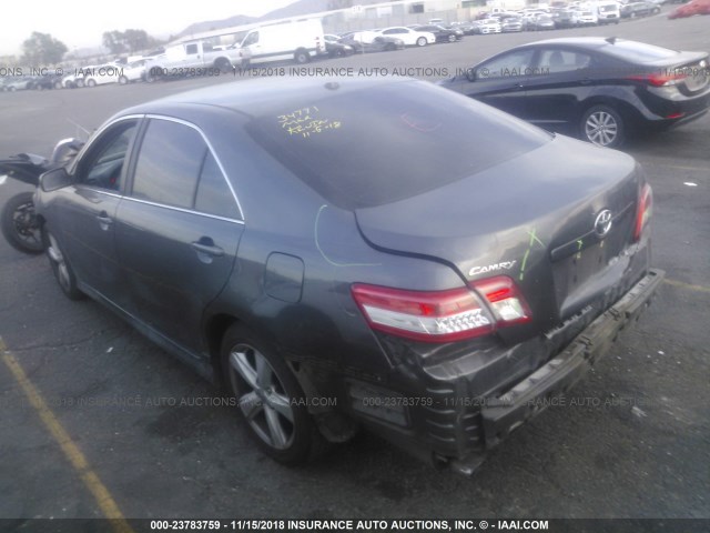 4T1BF3EK1BU602481 - 2011 TOYOTA CAMRY SE/LE/XLE GRAY photo 3