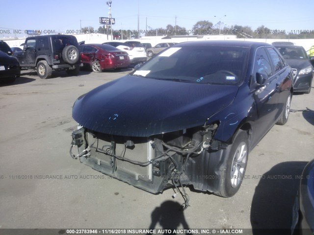 4T4BF1FK7FR497220 - 2015 TOYOTA CAMRY LE/XLE/SE/XSE BLUE photo 2