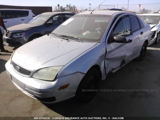 1FAFP34N15W309757 - 2005 FORD FOCUS ZX4 SILVER photo 2