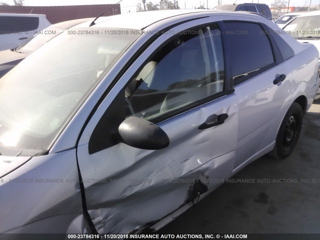 1FAFP34N15W309757 - 2005 FORD FOCUS ZX4 SILVER photo 6