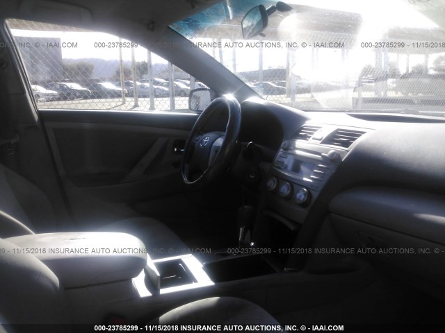 4T1BF3EK7BU162993 - 2011 TOYOTA CAMRY SE/LE/XLE 灰色 照片 5