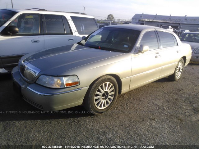 1LNHM81W24Y659130 - 2004 LINCOLN TOWN CAR EXECUTIVE/SIGNATURE GOLD photo 2