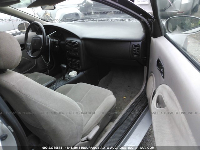 1G8ZY12752Z266865 - 2002 SATURN SC2 SILVER photo 5