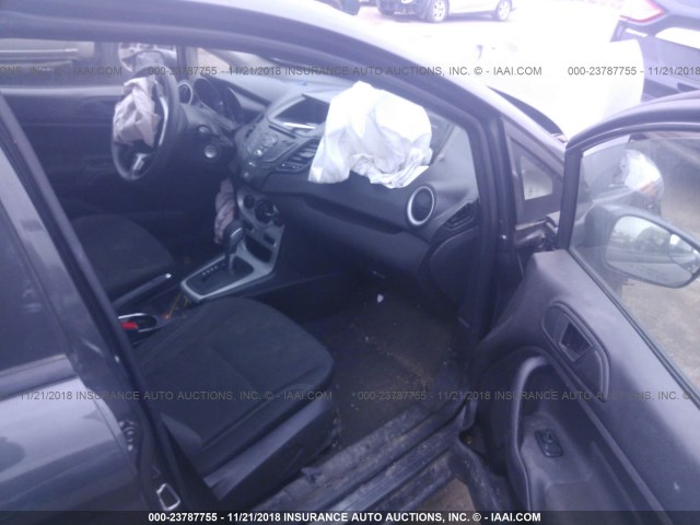 3FADP4BJ5HM142871 - 2017 FORD FIESTA SE GRAY photo 5