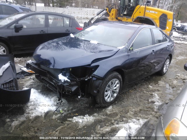 4T1BF1FK9HU699831 - 2017 TOYOTA CAMRY LE/XLE/SE/XSE BLUE photo 2