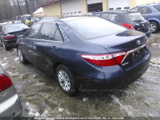 4T1BF1FK9HU699831 - 2017 TOYOTA CAMRY LE/XLE/SE/XSE BLUE photo 3