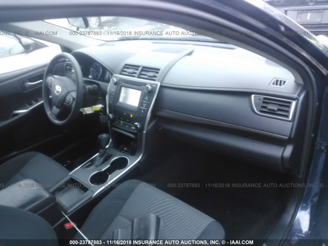 4T1BF1FK9HU699831 - 2017 TOYOTA CAMRY LE/XLE/SE/XSE BLUE photo 5
