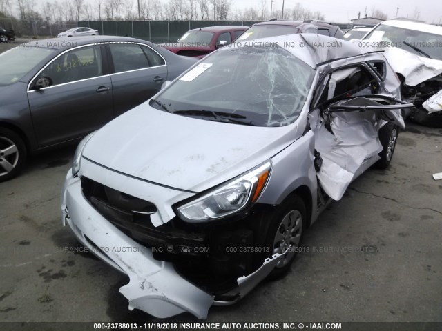 KMHCT5AE2GU285827 - 2016 HYUNDAI ACCENT SE SILVER photo 2