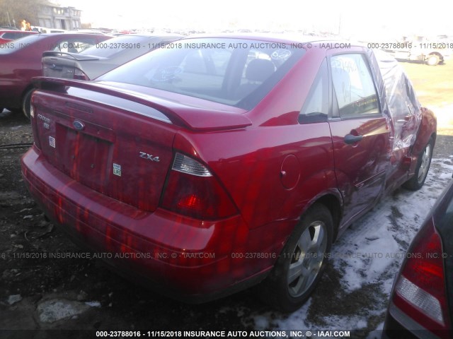 1FAFP34N25W188463 - 2005 FORD FOCUS ZX4 RED photo 4