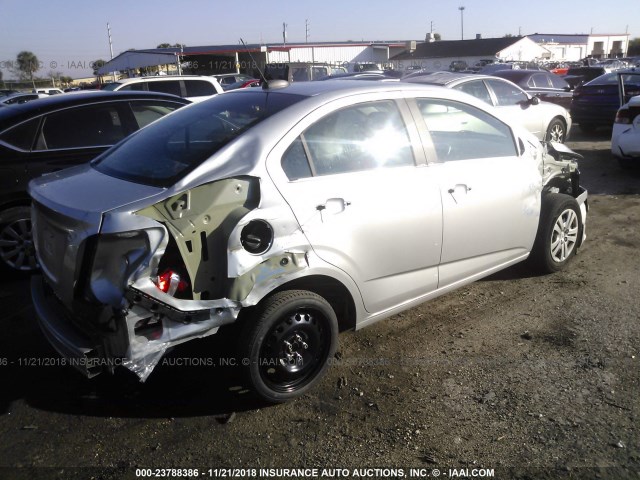 1G1JB5SH4H4154187 - 2017 CHEVROLET SONIC LS 银色 照片 4