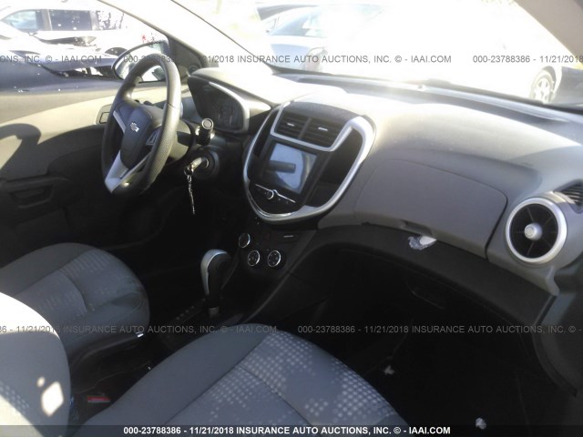 1G1JB5SH4H4154187 - 2017 CHEVROLET SONIC LS 银色 照片 5