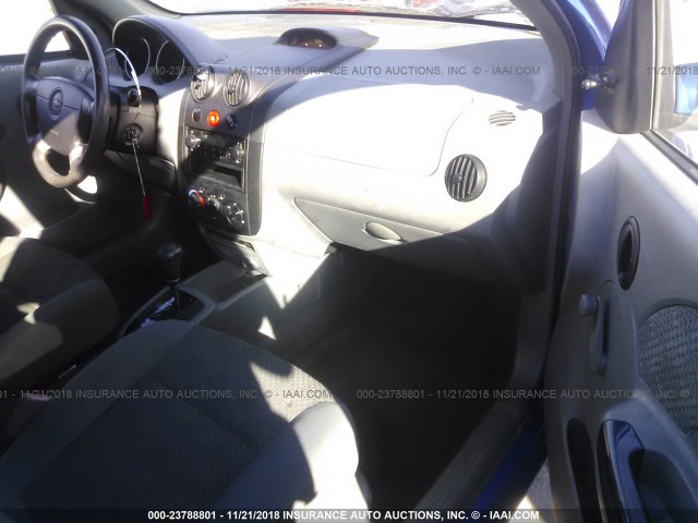 KL1TD52684B141612 - 2004 CHEVROLET AVEO BLUE photo 5