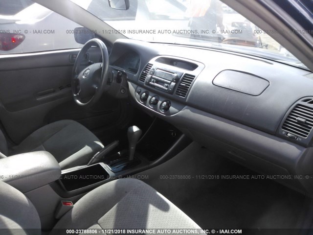 4T1BE32K63U181298 - 2003 TOYOTA CAMRY LE/XLE/SE BLUE photo 5