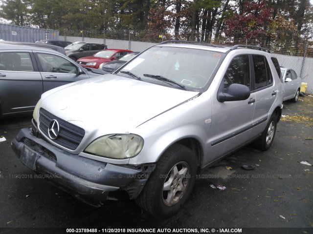 4JGAB54E0XA057879 - 1999 MERCEDES-BENZ ML 320 GRAY photo 2