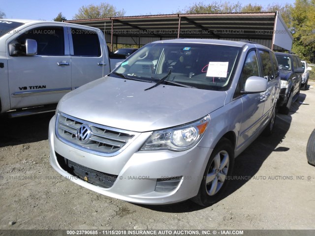 2V4RW3DG0BR695237 - 2011 VOLKSWAGEN ROUTAN SE SILVER photo 2