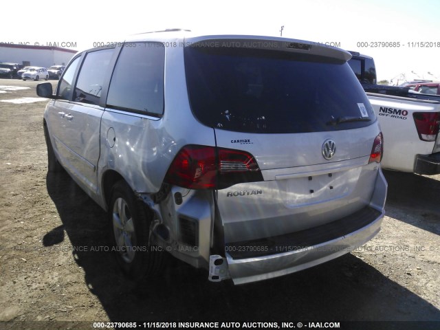 2V4RW3DG0BR695237 - 2011 VOLKSWAGEN ROUTAN SE SILVER photo 3