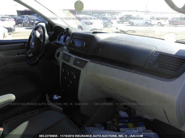 2V4RW3DG0BR695237 - 2011 VOLKSWAGEN ROUTAN SE SILVER photo 5