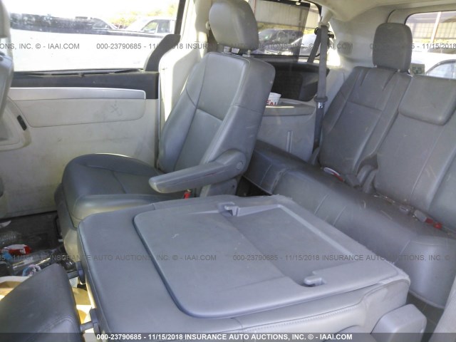 2V4RW3DG0BR695237 - 2011 VOLKSWAGEN ROUTAN SE SILVER photo 8