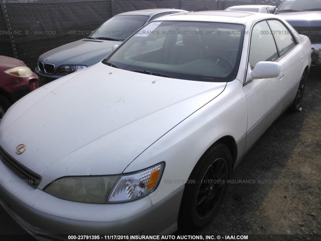 JT8BF28G210302782 - 2001 LEXUS ES 300 WHITE photo 2