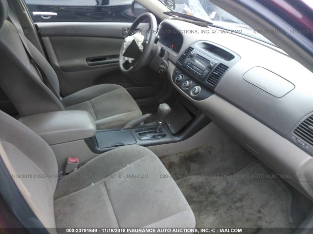 4T1BE30K45U043779 - 2005 TOYOTA CAMRY LE/XLE/SE RED photo 5