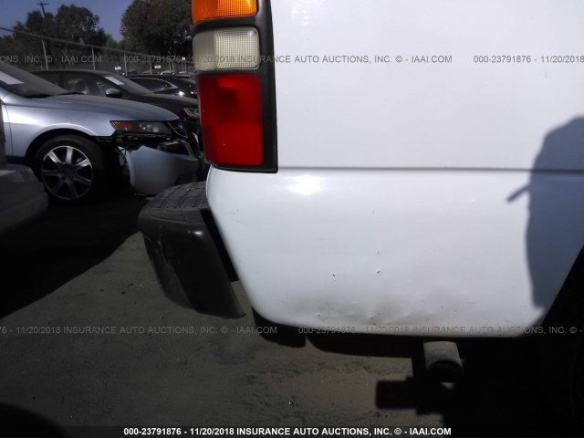 3GKEC16T04G240174 - 2004 GMC YUKON XL C1500 WHITE photo 6