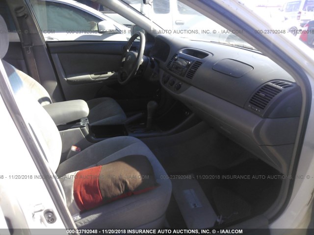 4T1BE32K24U322398 - 2004 TOYOTA CAMRY LE/XLE/SE WHITE photo 5