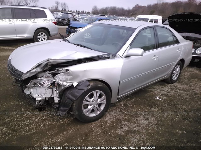 4T1BF32K94U568149 - 2004 TOYOTA CAMRY LE/XLE/SE SILVER photo 2