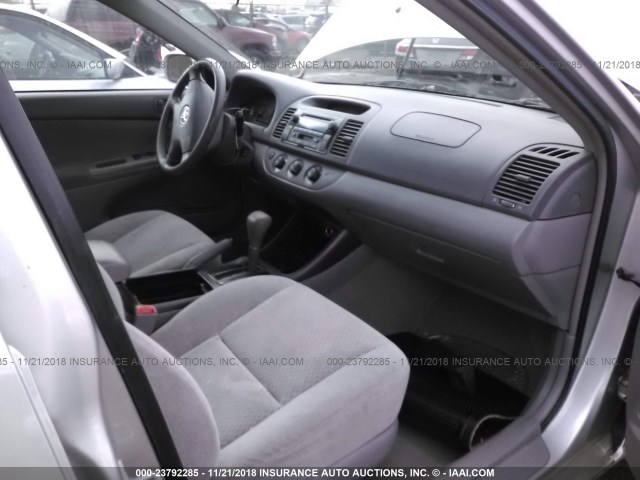 4T1BF32K94U568149 - 2004 TOYOTA CAMRY LE/XLE/SE SILVER photo 5