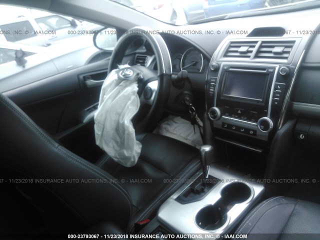 4T1BF1FK1DU276607 - 2013 TOYOTA CAMRY L/SE/LE/XLE Qara foto 5