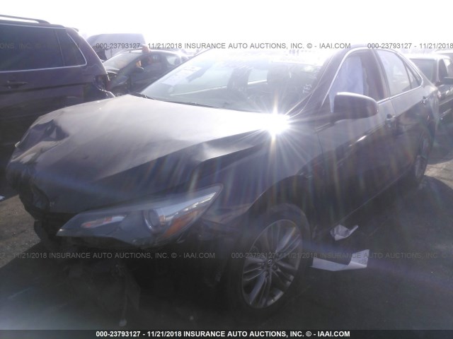 4T1BF1FK2FU965414 - 2015 TOYOTA CAMRY LE/XLE/SE/XSE BLACK photo 2